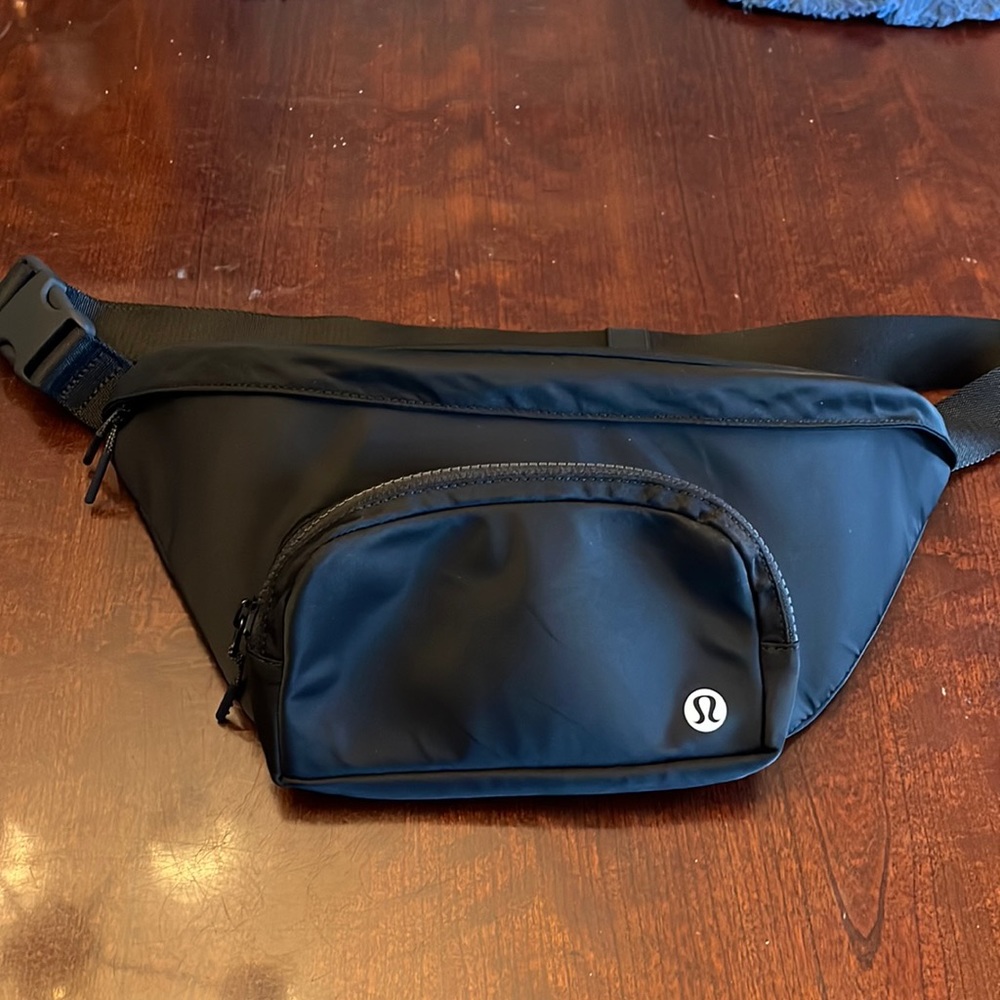 Lululemon black large belt bag